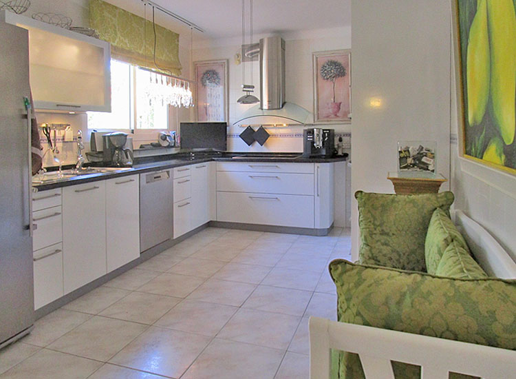 IDT-220-6-beautiful house with pool and garden for rent